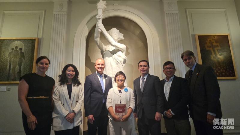 徐佳青與館方代表及華府僑界代表於館內「民主女神像」(Goddess of Democracy)前合影。