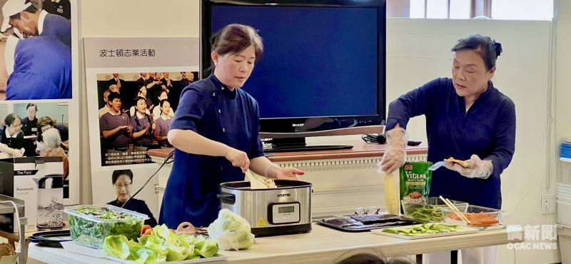 講師蕭蕙菁、楊美宜示範課堂上可操作的簡易蔬食手作料理。