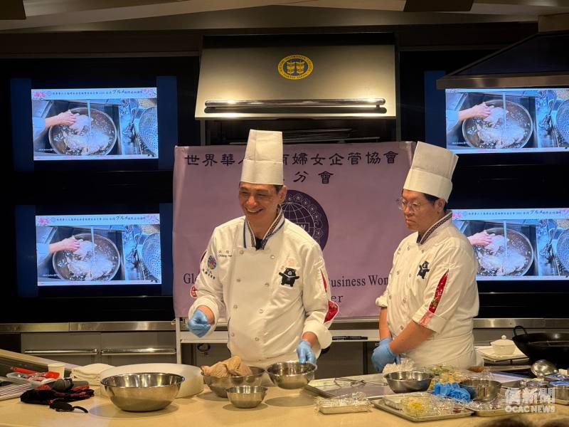 臺灣總料理長江信毅（左）及副料理長呂偉嵩（右）於服部營養專門學校進行臺灣料理示範教學
