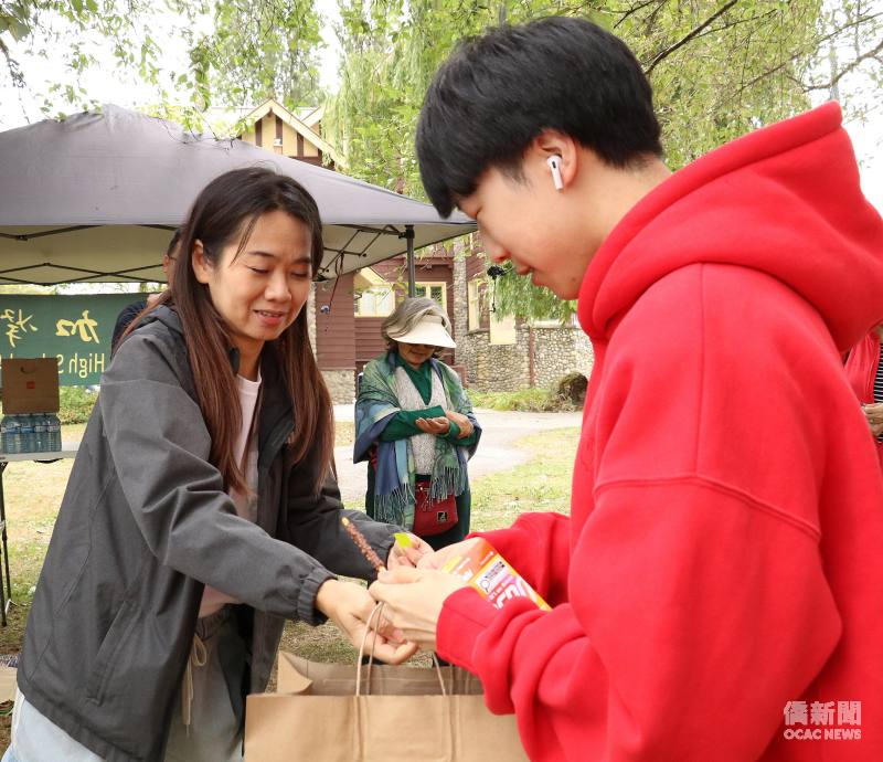 北一女加拿大校友會會長杜志娟(左)與校友眷屬互動。