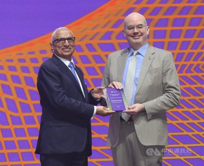 Raymond Greene, director of the American Institute in Taiwan (right), receives an award at the opening ceremony of SEMICON Taiwan 2026 in Taipei on Wednesday.