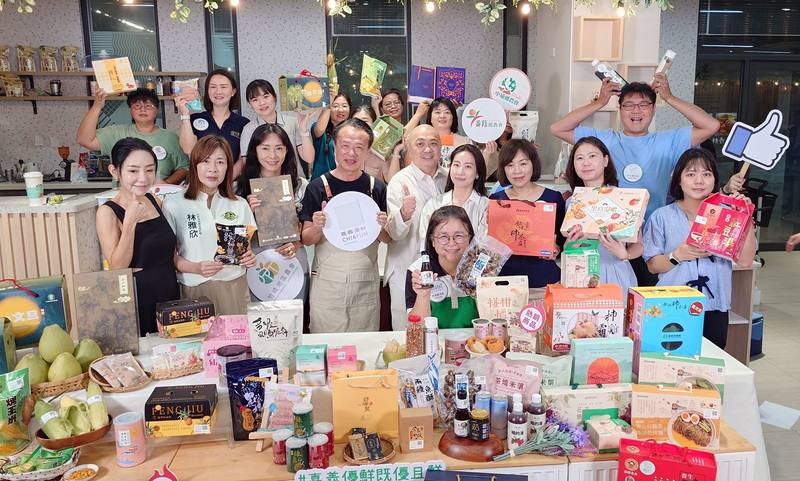 嘉義縣政府3日中午舉辦自有品牌「嘉義優鮮」中秋電商線上直播活動，由縣長翁章梁（前排左4）帶頭銷貨，推薦民眾中秋烤肉、送禮，就用優質的嘉義農漁特產，也透過消費支持在地農漁產業。