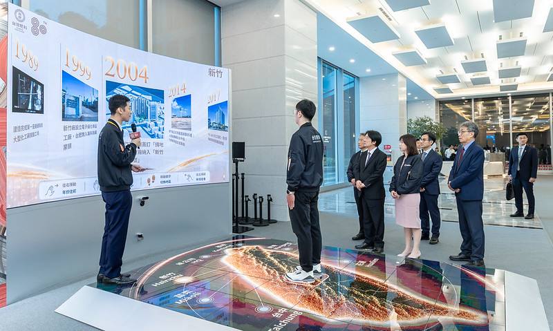 總統抵達後，首先參觀「台灣肥料80周年紀念特展」