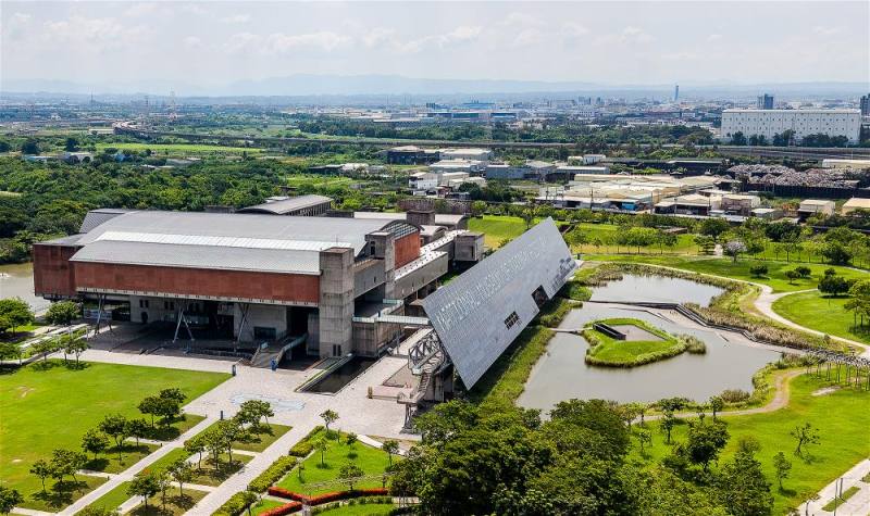 國立台灣歷史博物館
歷時12年完成的國立台灣歷史博物館，以建築回應台灣多元族群交織的歷史，透過地景與空間，引領人們閱讀台灣的故事。2012年獲台灣建築獎佳作。