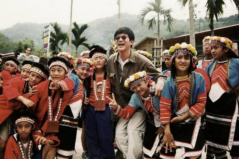 1990年代起，虞戡平長期走訪原住民部落，投入影像紀錄工作。圖為他與鄒族孩童合影。（國藝會提供）