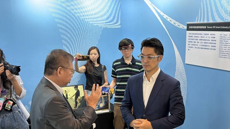 2026 StartSphere Taipei台北創新創業總匯3日在南港瓶蓋工廠展開，台北市長蔣萬安（前右）參觀「Culturepreneurs 文化科技創新展覽」，戴上台灣企業研發的AR+AI智慧眼鏡，體驗互動式投影。