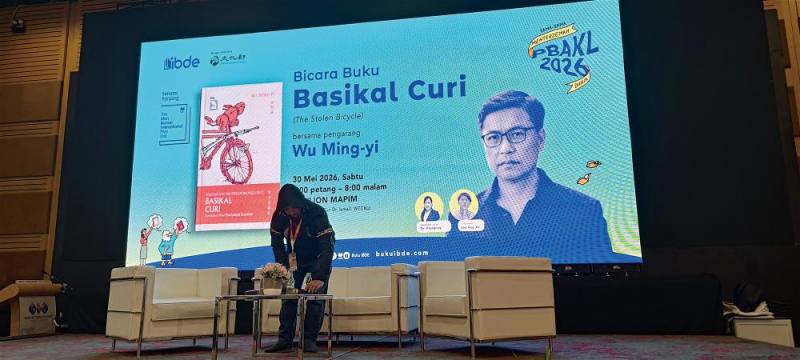 喜歡走出去與讀者交流的吳明益，也是國際書展的常客。圖為2026年吉隆坡國際書展的現場。（吳明益提供）