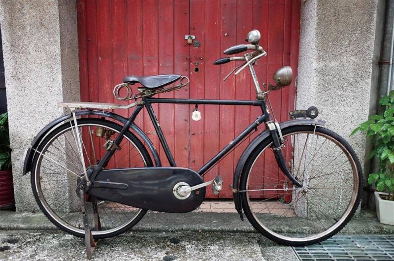 象徵著吳明益小說《單車失竊記》裡的關鍵物件：台灣製造的幸福牌單車。（吳明益提供）