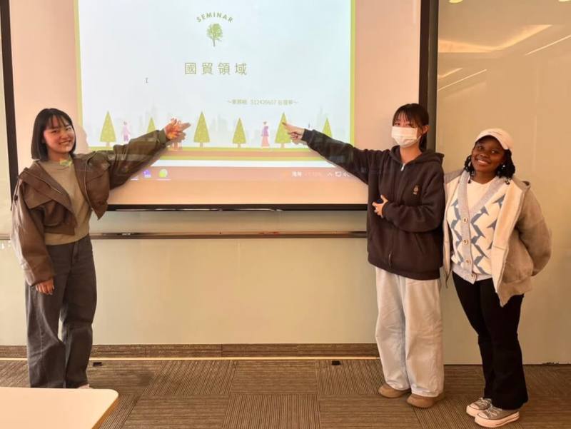 南非女孩高巧玲（右）在台中東海大學課堂與同學合影。她高中時在南非斐京華僑公學將中文作為第二語言，赴台就讀企業管理學系，今年9月升上大四。她表示，在台求學讓她從不習慣離家生活，到逐漸學會獨立，也累積跨文化學習經驗。（高巧玲提供）