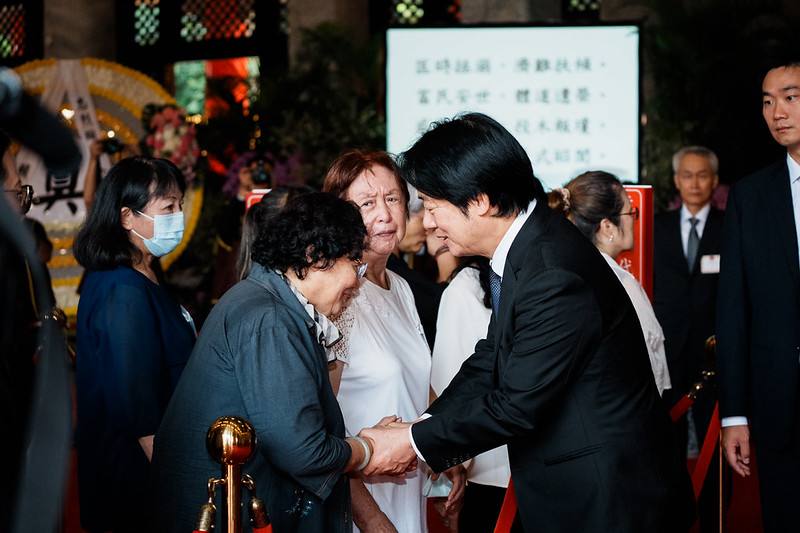 總統向烈士遺族代表握手致意