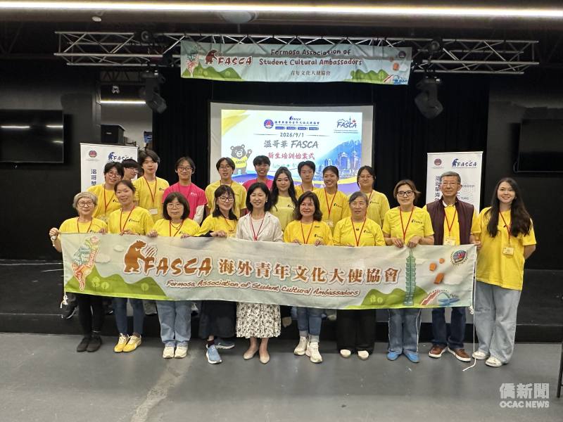 駐溫哥華辦事處僑務組組長郭淑貞(前排左5)與卑詩大學教授山人幸琪(前排左4)及許恩婷(右1)、FASCA溫哥華分會諮詢老師、Senior FASCA合照