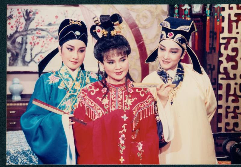 中視電視歌仔戲《江南四才子》（1989）劇照。王金櫻（中）飾演陸昭容。