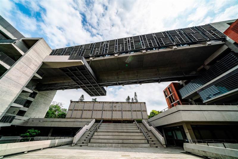 台灣大學人文館
歷時18年完成的台灣大學人文館，回應台大校園的歷史脈絡，串聯校門、歷史建築（農業陳列館）與城市空間，將複雜基地轉化為開放交流的人文場域，榮獲2024年台灣建築獎首獎。