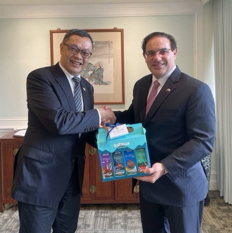 瓜地馬拉共和國內政部長畢耶達（Marco Antonio Villeda Sandoval）（右）訪台，外交部政務次長陳明祺（左）2日午宴款待畢耶達一行，並互贈禮品。（外交部提供）