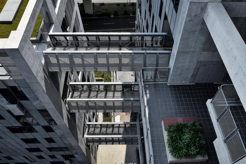 台中市政府太平育賢社會住宅透過空橋串連不同樓棟，營造交流共享的公共空間，是首座榮獲台灣建築獎的社會住宅。（竹間聯合建築師事務所提供，鄭錦銘攝）