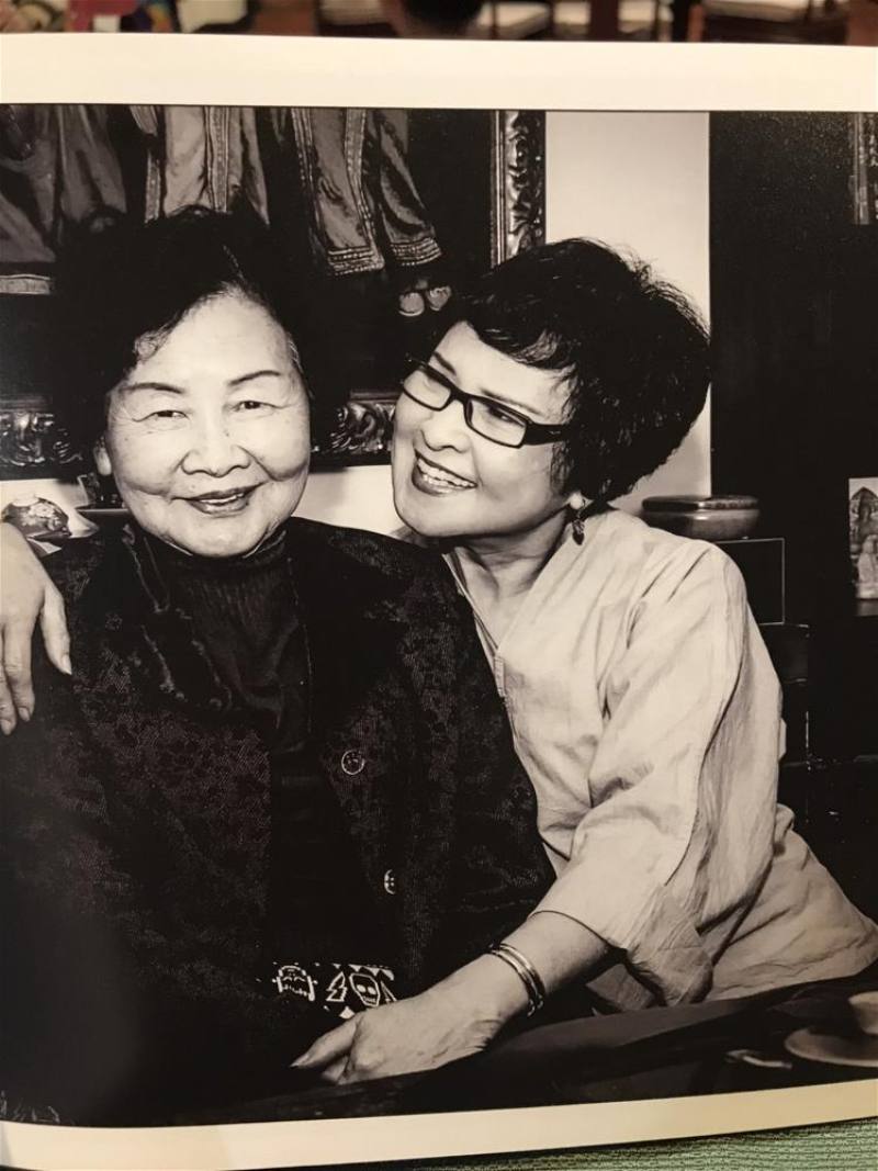 大姊王金蓮（左）對王金櫻來說，亦師亦母。兩人從小同台學戲、演戲，至今仍相互扶持。