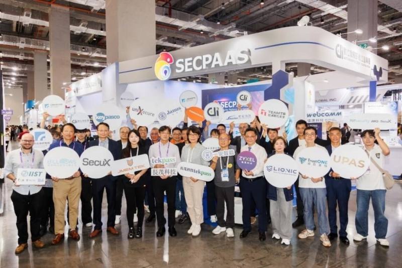 SEMICON Taiwan 2026於2日登場，數發部數產署設置SECPAAS資安館，以「從合規到後量子，全面守護半導體資安」為主題，集結15家本土資安大廠與SEMI E187檢測實驗室共同展出。（數產署提供）