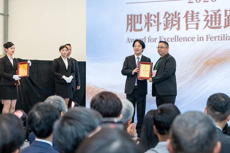總統頒發「115年度肥料銷售通路績優獎」予得獎者