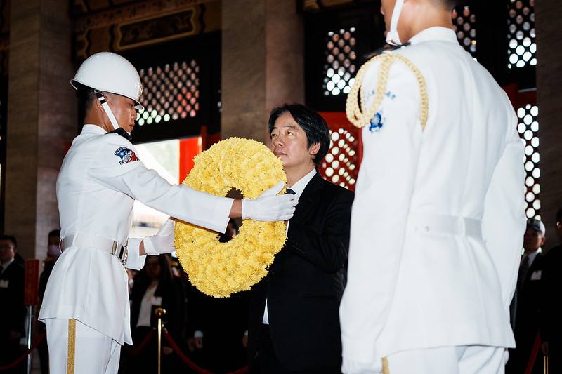總統向國民革命烈士之靈位獻花
