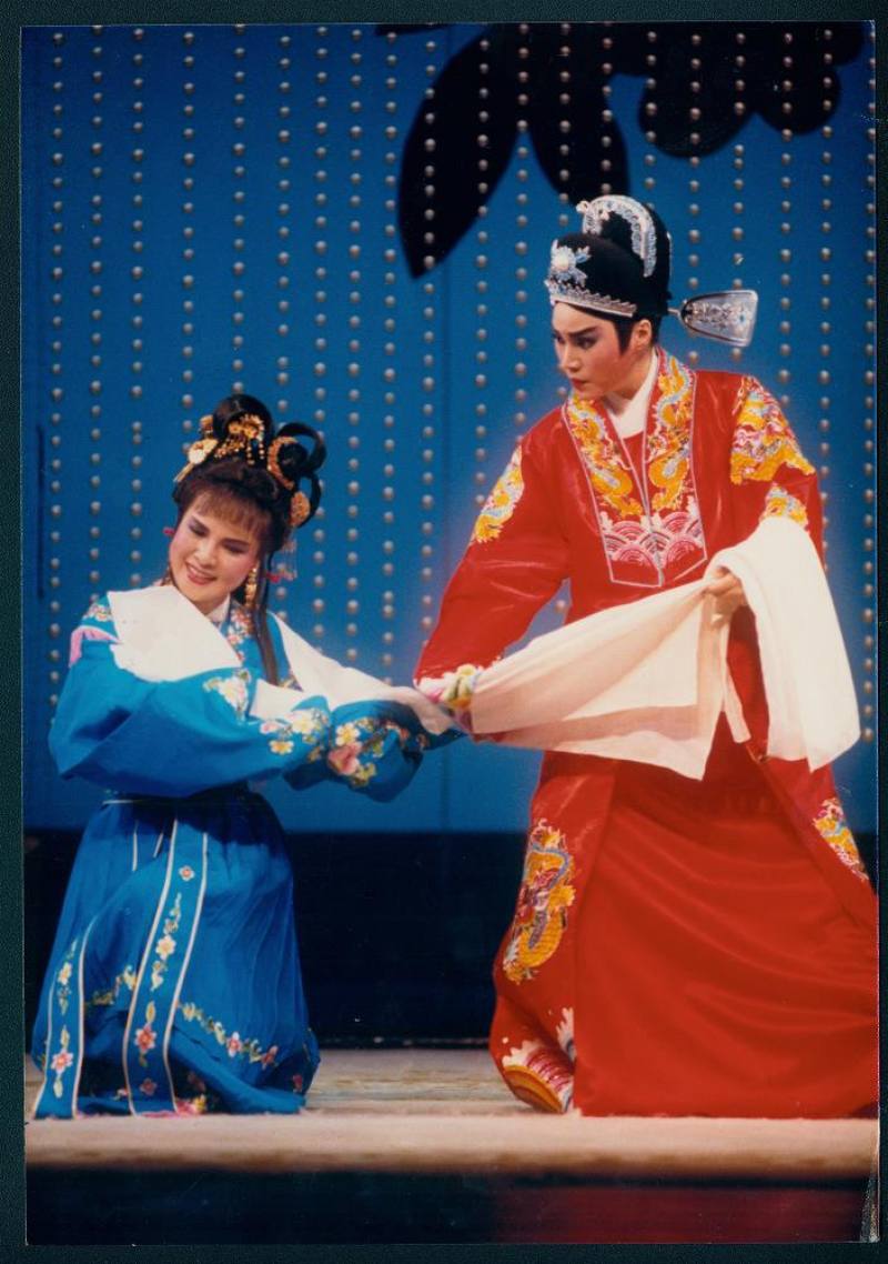 河洛歌子戲團1991年於國家戲劇院演出《曲判記》，為台灣精緻歌仔戲的重要代表作。演出陣容包括王金櫻（左）、唐美雲（右）、小咪與許亞芬等。