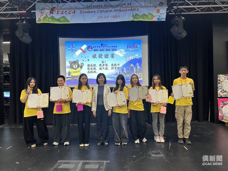 Kuo Shu-Chen(fourth from left), Director of the Overseas Community Affairs Division, Taipei Economic and Cultural Office in Vancouver Handing out 2026 FASCA Vancouver Chapter Orientation Certificates.