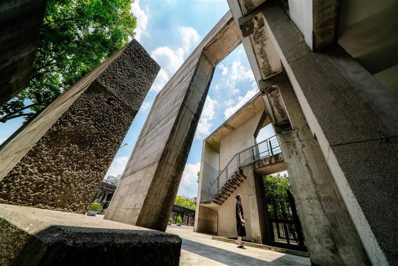 白色恐怖景美紀念園區入口意象
國家人權博物館白色恐怖景美紀念園區入口意象，將空間廢墟化，作為顛覆權威的象徵。