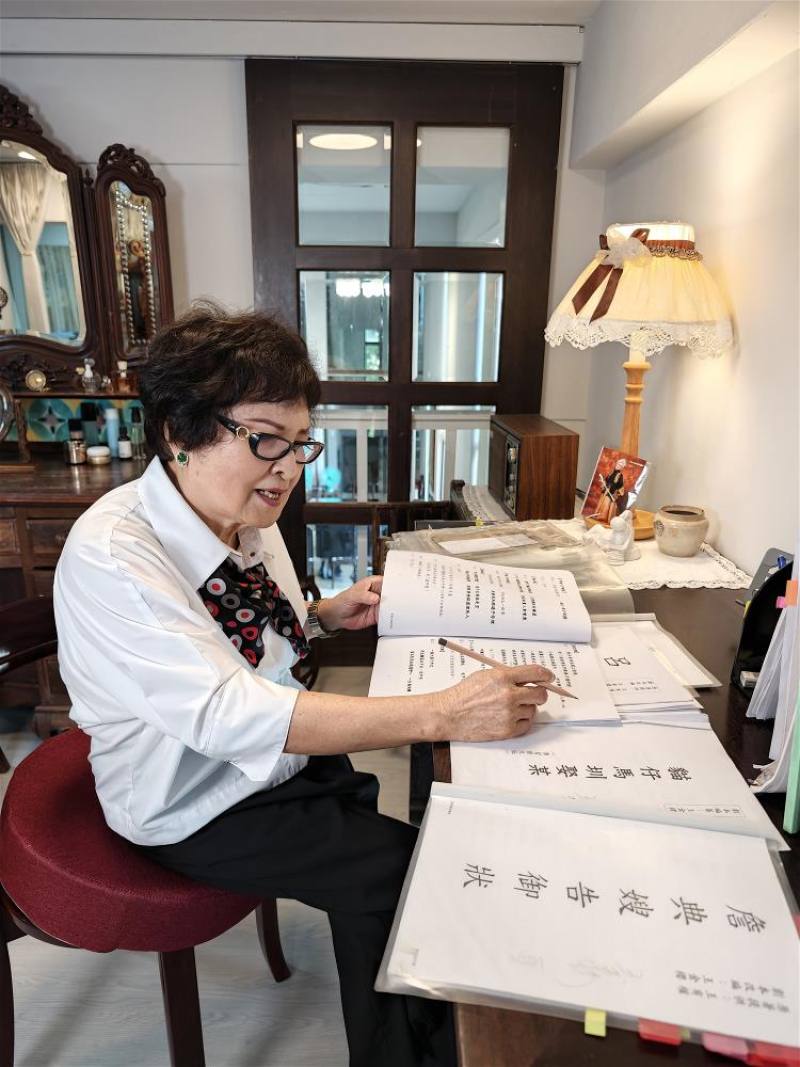 70歲才開始學寫字的她，如今常在書桌前整理老劇本、編寫新戲，為歌仔戲留下珍貴文本。 (林格立攝)