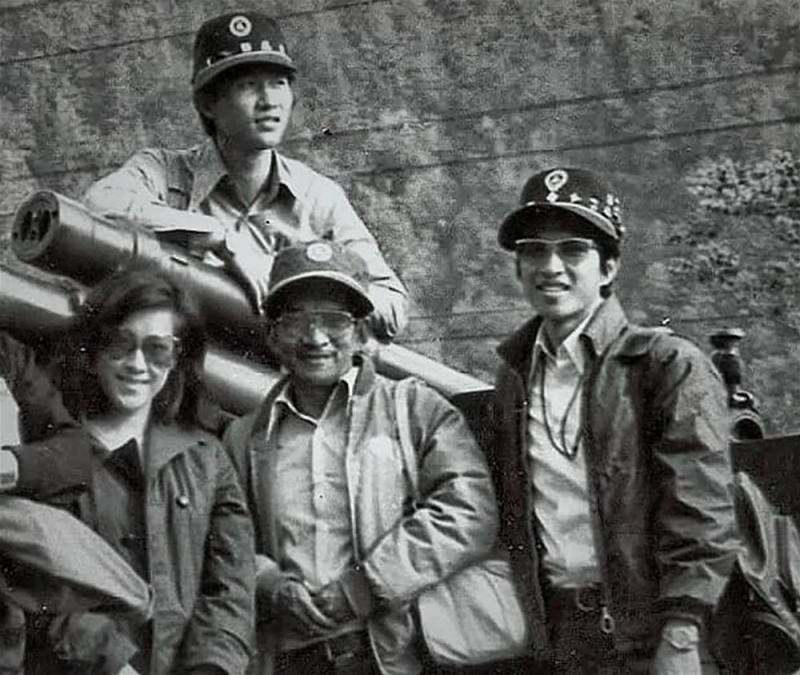 在李朝永（右）推薦下，虞戡平（上）進入電影圈，跟隨導演李嘉（中）學習。圖為戰爭片《大摩天嶺》（1974）拍攝期間。（國藝會提供）