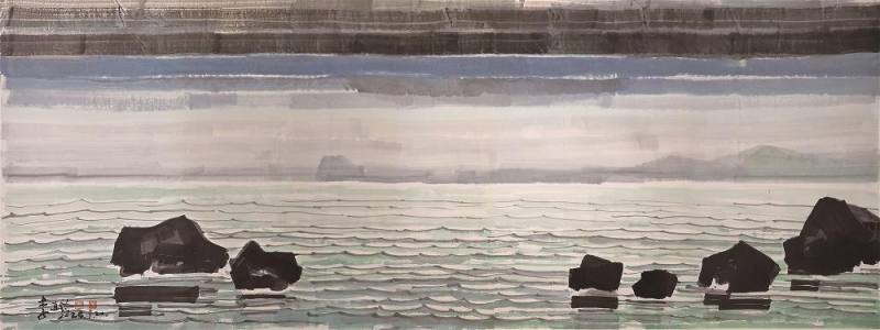 〈水墨海景〉（2024）（336x143cm）描繪受黑油污染的北海岸跳石景觀，全幅寬逾三公尺，為完成這幅畫，李再鈐曾將客廳沙發架起，搭設大型畫板作畫。（李再鈐提供）