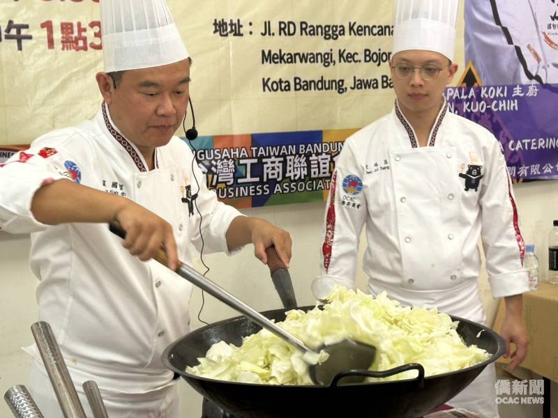 主廚温國智(左)及主廚助理陳瑞昌(右)示範臺式高麗菜製作