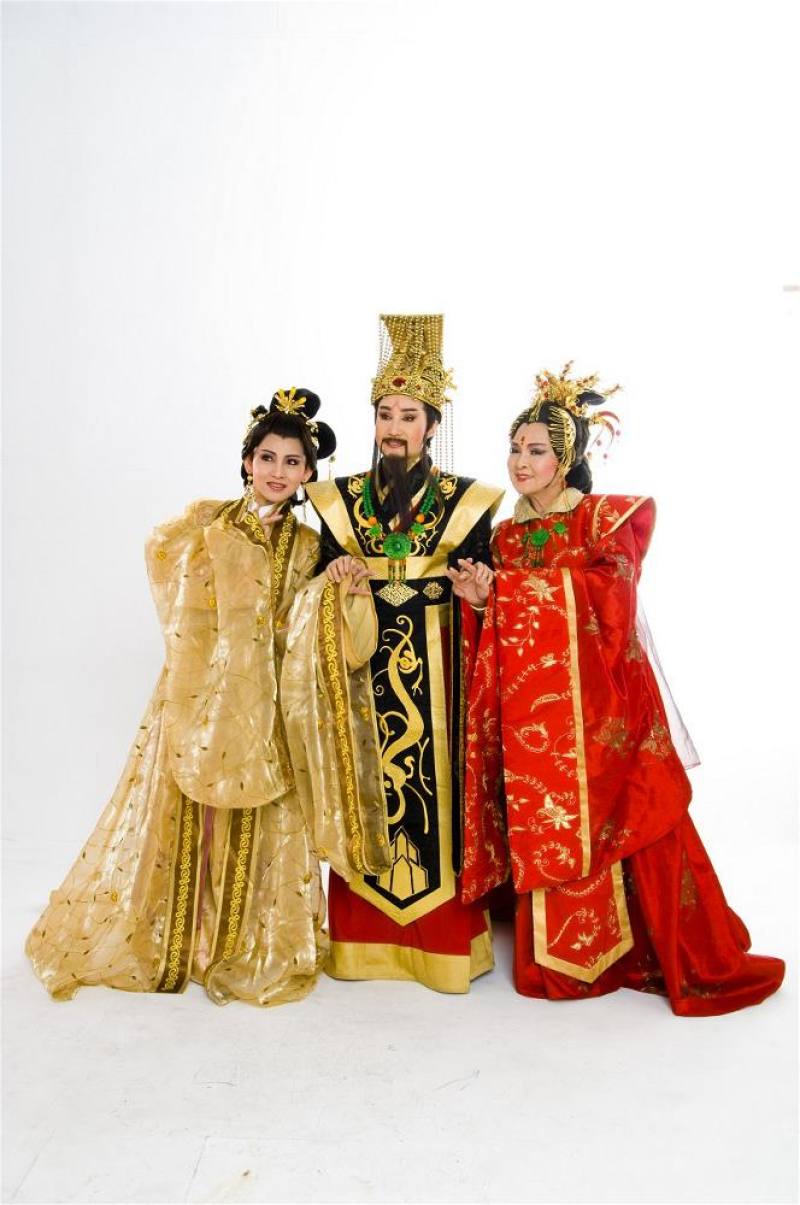 河洛歌子戲團2007年推出《梁皇寶懺》，是王金櫻擔任藝術總監期間的重要製作之一，也被視為台灣佛教歌仔戲的先聲。劇中，王金櫻（右）飾演郗后，小咪（中）飾梁武帝，石惠君（左）飾丁貴妃。