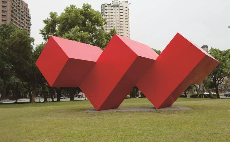 安置於國立台灣美術館前草坪上的不鏽鋼雕塑〈元〉（1994）。（李再鈐提供）