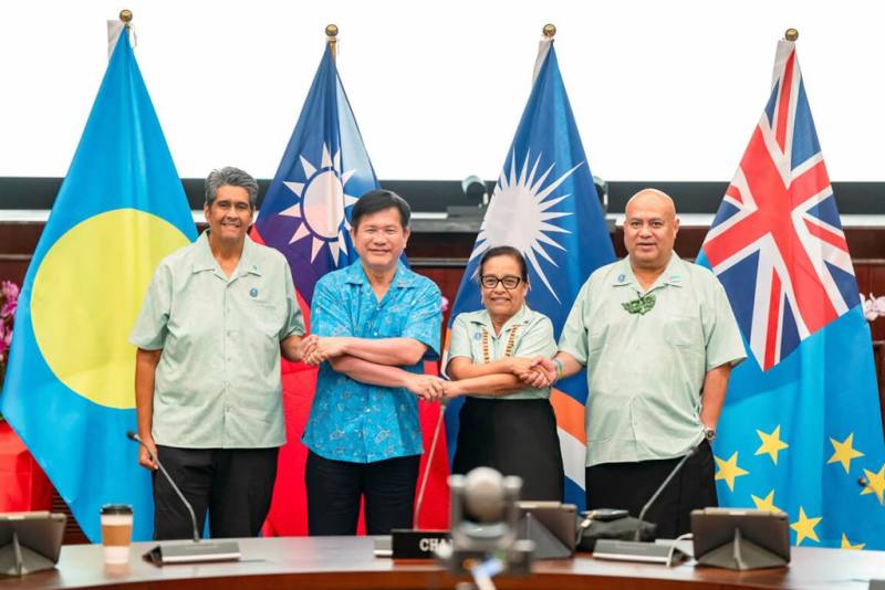 Foreign Minister Lin Chia-lung (second left) signs a joint statement with Palau President Surangel Whipps Jr. (first left), Marshall Islands President Hilda Heine (second right), and Tuvalu Prime Minister Feleti Teo (first right) on Sept. 2 following the 
