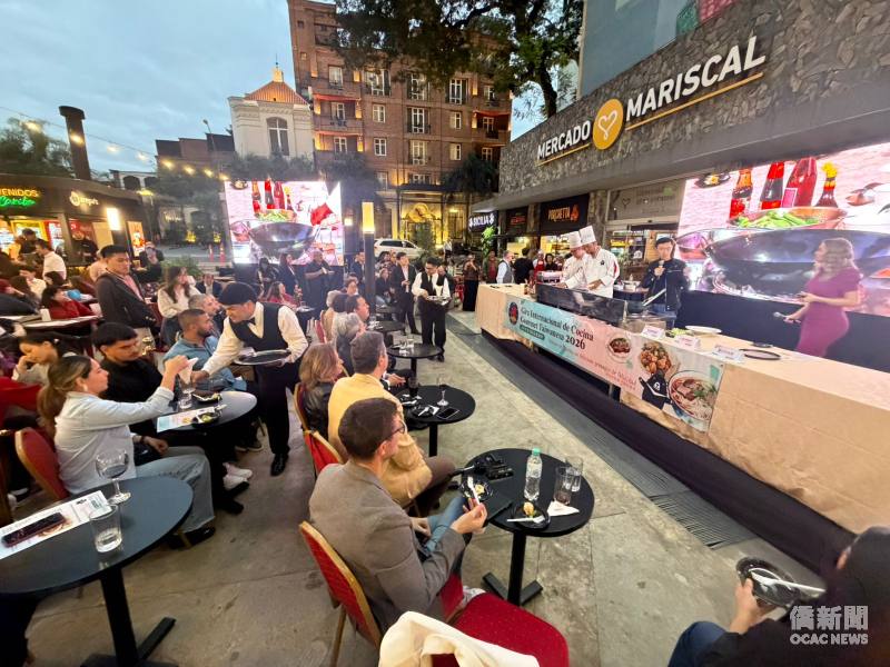 9月1日中午，於 Shopping Mariscal 露天美食廣場示範「果律鮮蝦球」、「沙茶牛肉片」及「臺式炒米粉」