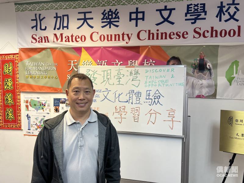 顧培華在天樂語文學校臺灣華語文學習中心（TCML）教室內留影。