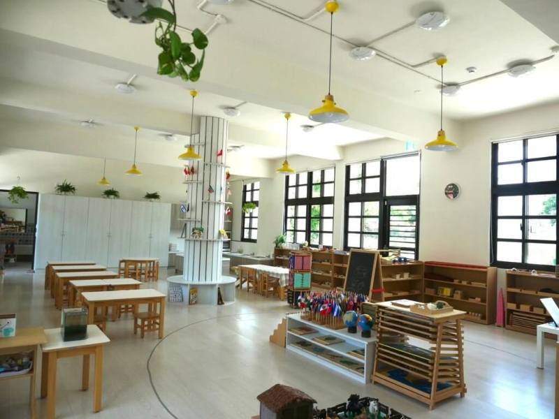 教育部4日發布新聞稿，介紹「新建幼兒園園舍暨公共化幼兒園既有空間改善成果手冊」的優良範例，嘉義縣美林國小附設幼兒園移除室內隔間磚牆，營造出更寬敞空間感。（教育部提供）