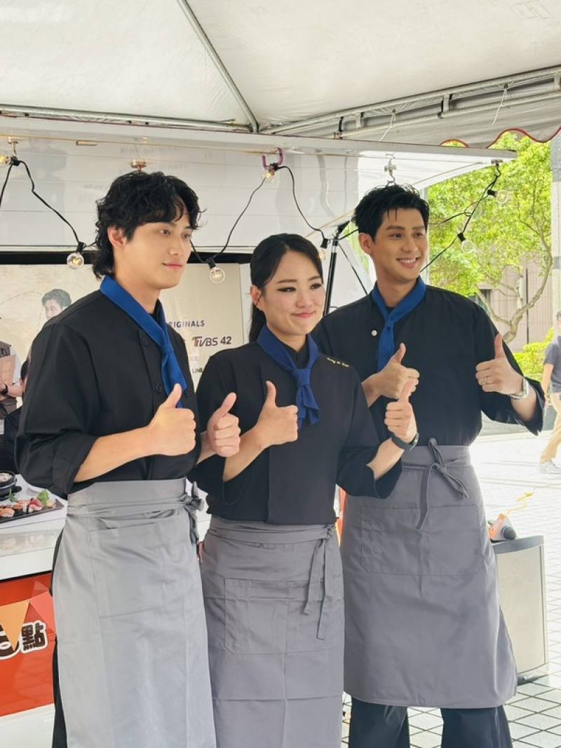 韓國主廚鄭智善（中）來台參與料理競賽節目「開火開伙」，她和節目成員李玉璽（右）、嘉賓范少勳（左）一起開餐車走訪台灣各地，運用在地食材對決。