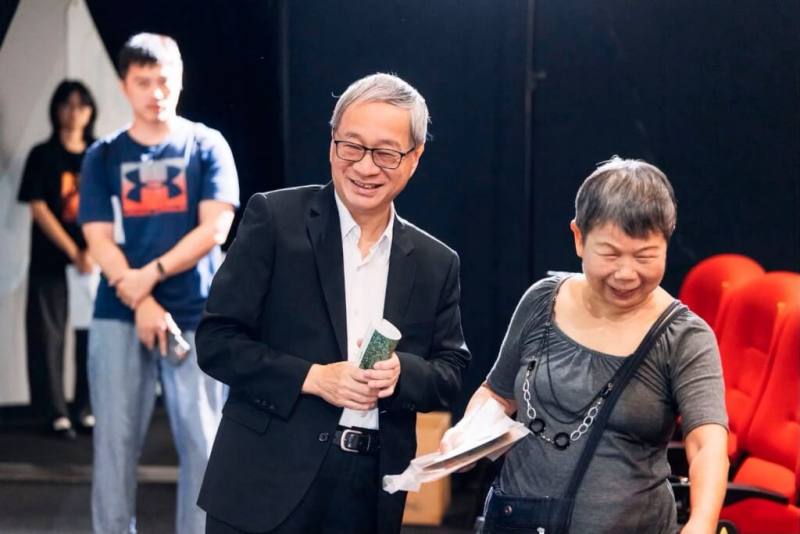 資深影迷葉金杏（右）2日捐出資源回收存下的10萬元給文化部，這讓文化部長李遠（左）淚崩。（圖取自facebook.com/yuan.li.603178）