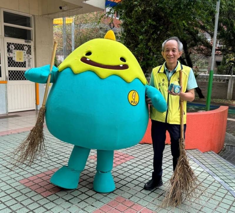 南投縣埔里鎮公所4日啟動環境教育校園宣導，鎮長廖志城（圖）盼透過有趣、易理解方式，帶領孩童認識垃圾分類、資源回收與環境永續重要性。（埔里鎮公所提供）