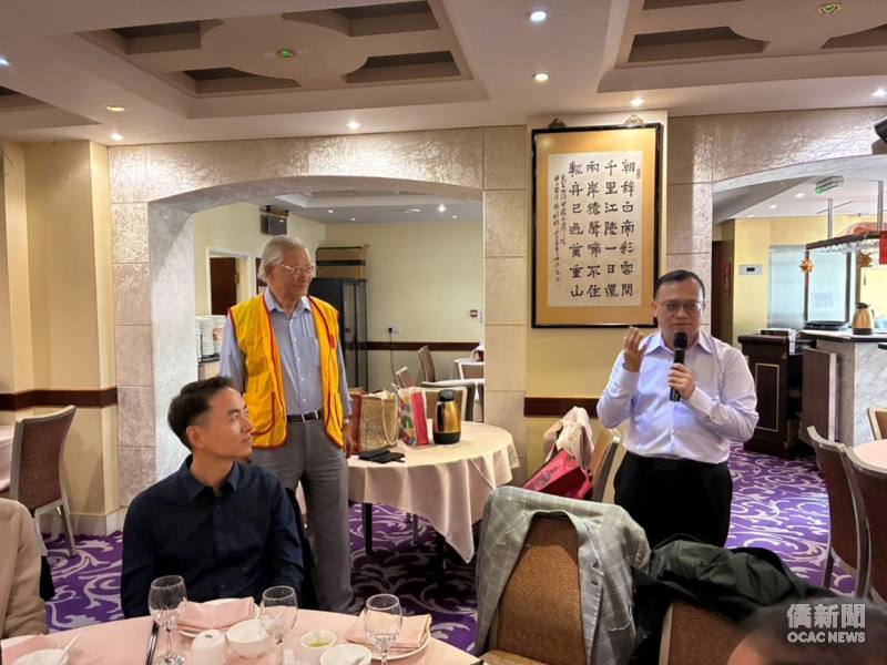 駐英國代表處僑務組組長葉帝余於餐會中致詞，向英國榮光會會員及與會僑界人士致意，現場氣氛溫馨熱絡。