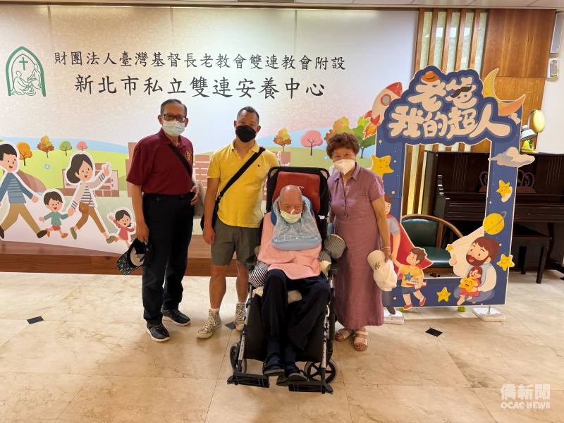 顧培華(左二)於2026年返回臺灣看望父母(右一、右二)。