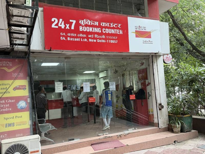 印度國營印度郵政（India Post）調漲郵資，網拍業者受訪表示，運費翻了幾乎一倍，將寧願找私人快遞。圖為新德里一處印度郵政據點。