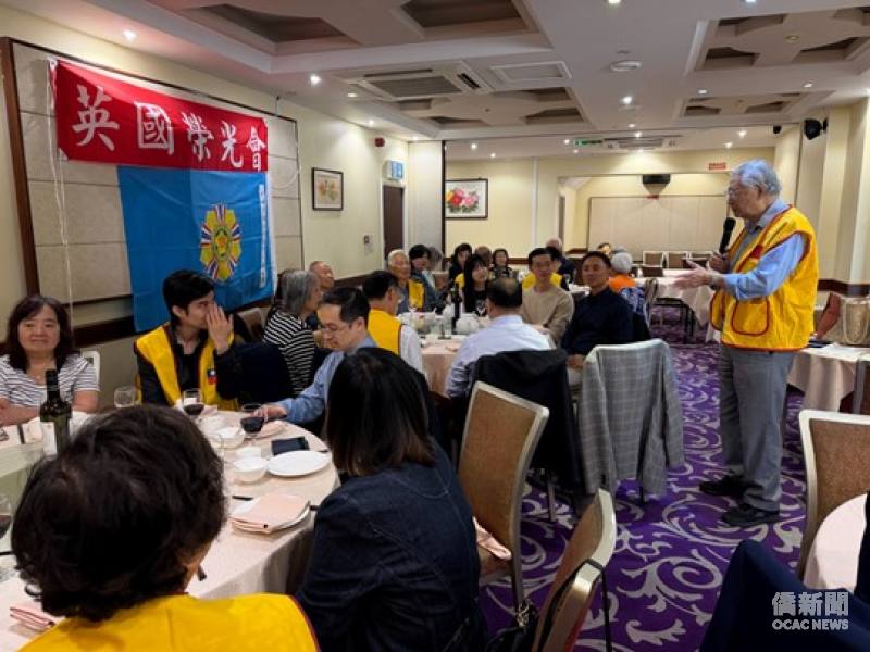 英國榮光會九三軍人節前夕聯誼餐會現場，會員及僑界人士於席間互動交流，會場懸掛英國榮光會會名布條及會旗，氣氛溫馨熱絡。
