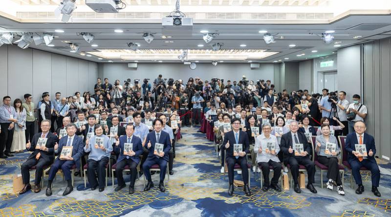 總統出席「《高雄，緊緊緊：2314天極限轉型》新書發表會」