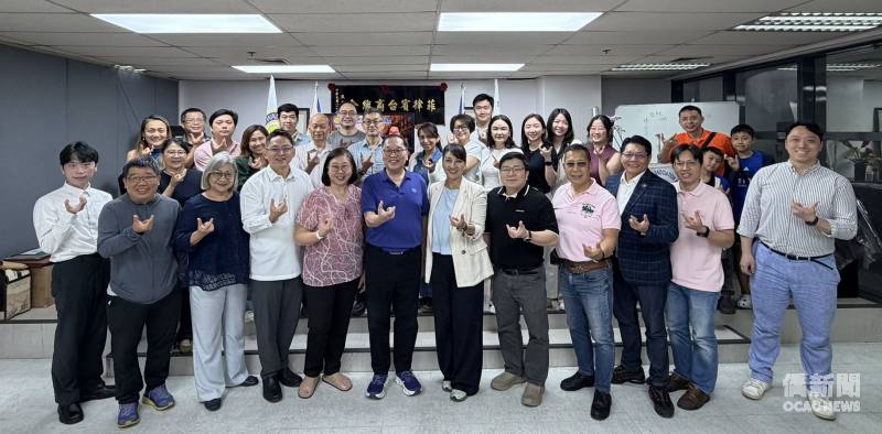 菲律賓臺商總會暨青商會舉辦TaiwanLink品牌系列講座，與會貴賓與主講人蔡自強（第1排左6）合影留念。