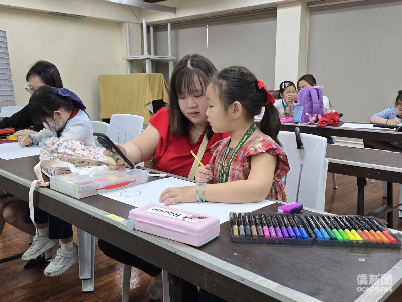 家長在旁指導其參賽子女繪畫內容之構思。