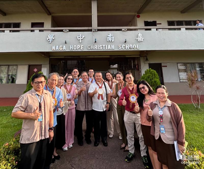 周民淦（中）一行參訪那牙嘉南中學，與師長合影留念。