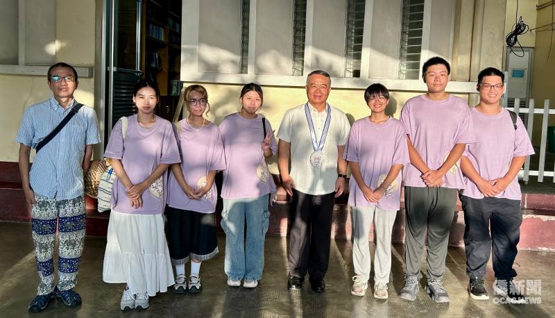 周民淦(左五)與輔仁大學文心國際文化志工隊師生合影，肯定臺灣青年投入海外志願服務及教育交流。