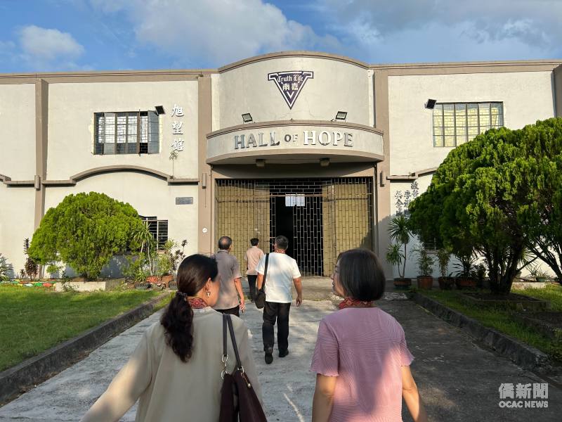 王志超陪同周民淦一行參觀校園，介紹學校環境及教學設施。