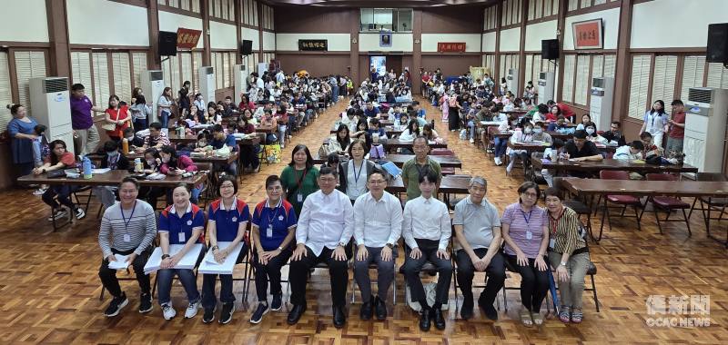 由菲華文經總會主辦、菲華培青學會及文總教師聯誼會協辦的「親子成語繪畫比賽」，菲華文經總會常務委員黃仲廷（左5）、文總文化工作委員會主任陳萌蕙（左3）、文總教師聯誼會會長林志順（左1）、菲華文教服務中心主任莊博智（右5）及副主任簡槙男（右4）到場支持。